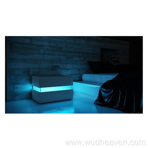 Mesita de noche brillante con luz LED